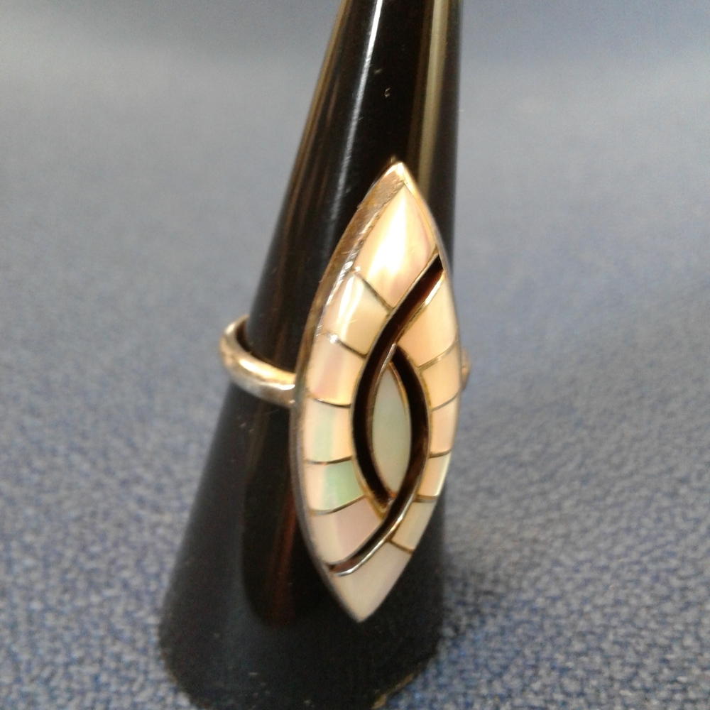 Native American Vintage Hummingbird Mother of Pearl Ring - Picture 3 of 9
